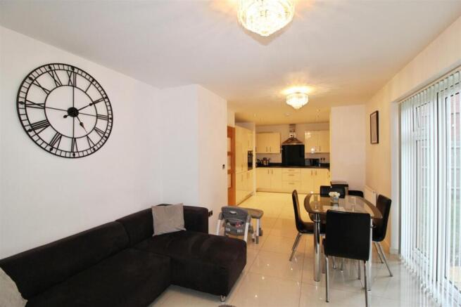 OPEN PLAN KITCHEN/DINING/FAMILY ROOM