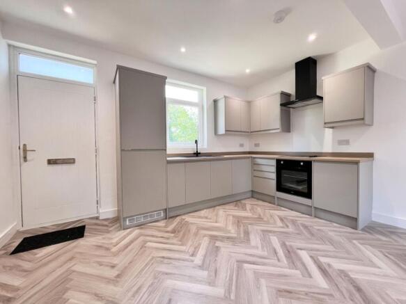 3 bed End of Terrace to rent Image 4