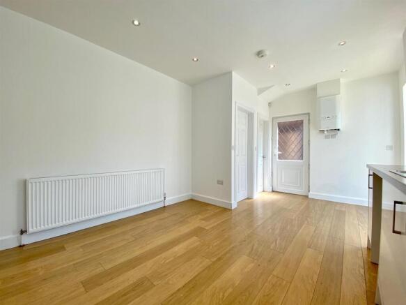 3 bed Semi-Detached to rent Image 5