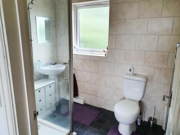 E-SUITE SHOWER ROOM