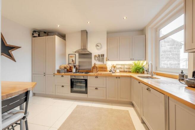 2 bed Apartment to rent Image 4