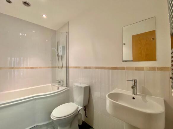Halsall Ln - bathroo