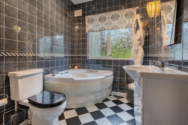 Bathroom, Brindles