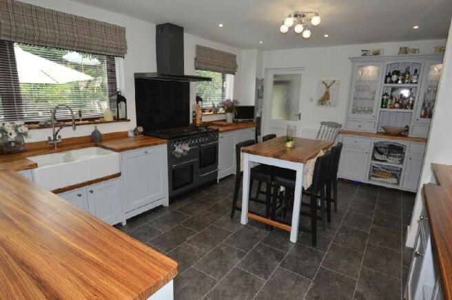 KITCHEN/DINER.