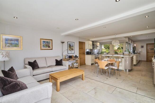 5 bed Detached for sale Image 8