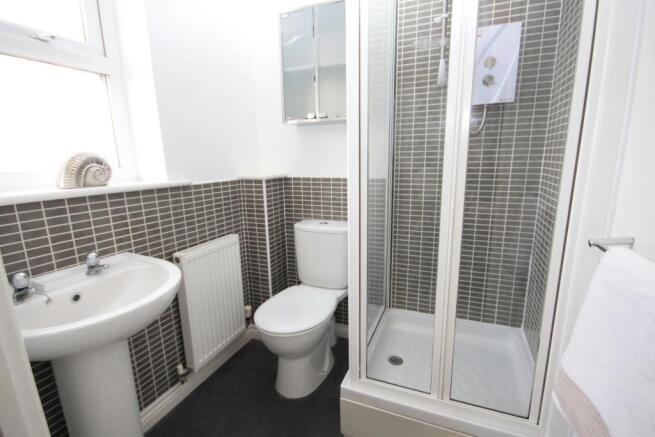 EN-SUITE SHOWER ROOM