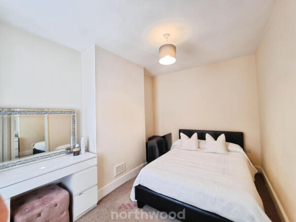 3 bed Terraced to rent Image 5