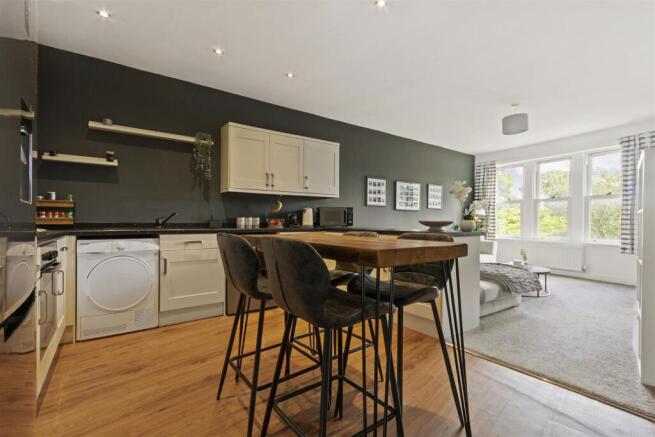 2 bed Flat for sale Image 5