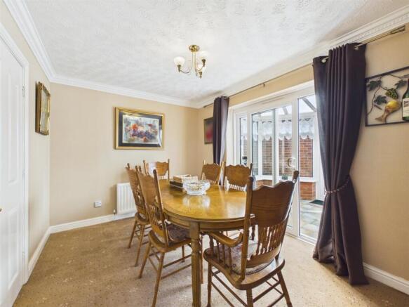 Dining room: