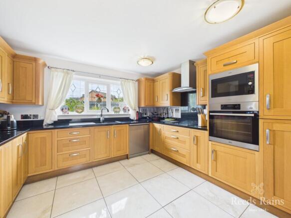 4 bed Detached for sale Image 4