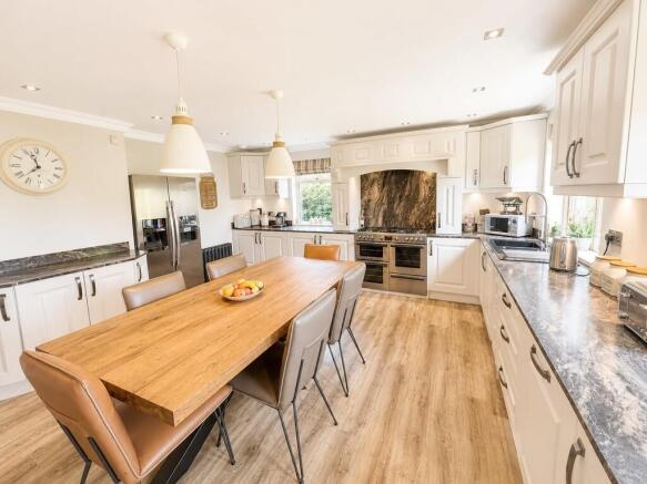 4 bed Detached for sale Image 6