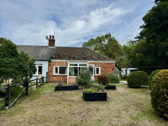 2 bed semi-detached bungalow for sale Cemetery Ro