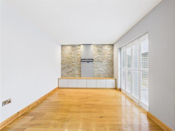 4 bed Detached for sale Image 8