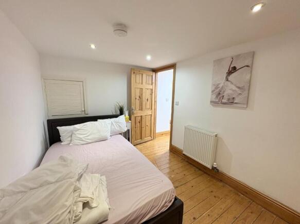 4 bed Apartment to rent Image 11