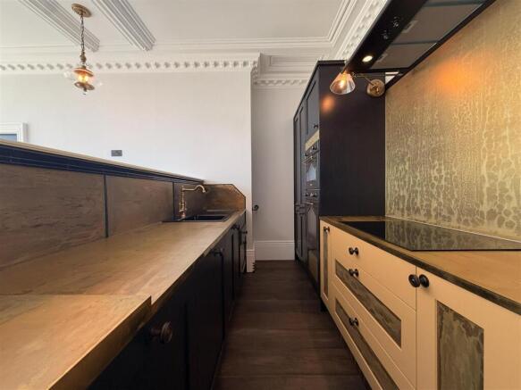 2 bed Apartment to rent Image 8