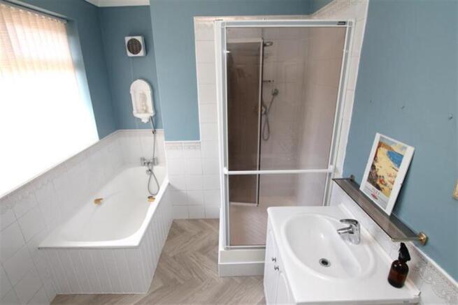 3 bed Detached Bungalow to rent Image 4