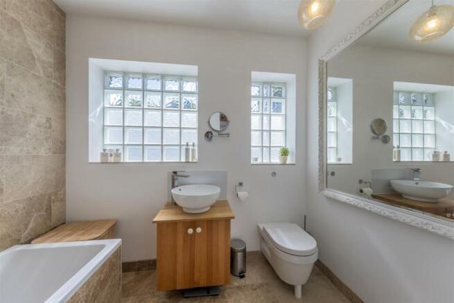 4 Holford Crescent-020.JPG
