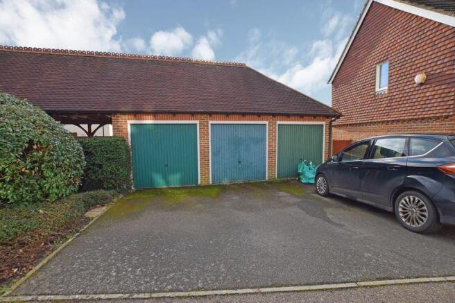 Garage (Middle)