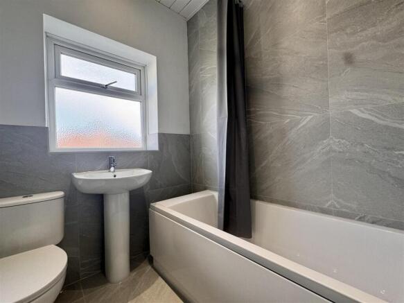 2 bed Terraced to rent Image 5
