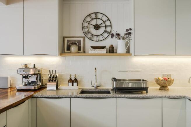 Littleheath Lane, Cobham, KT11 photo 4