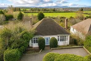 Cleeves, Evesham Road, Broadway WR12 7DQ