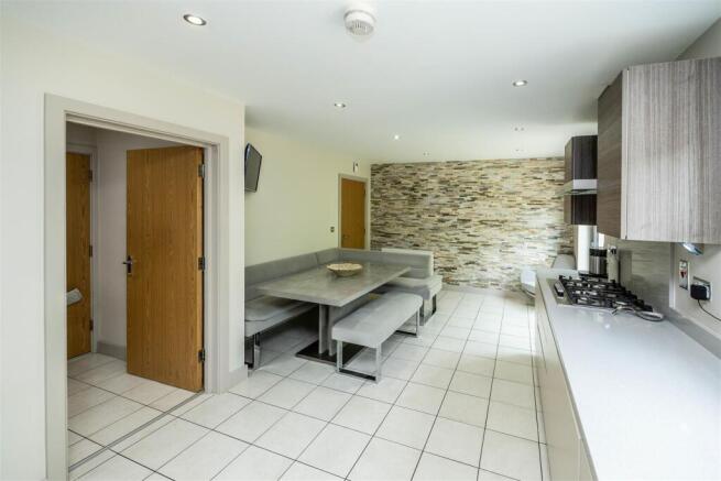 5 bed Detached for sale Image 7