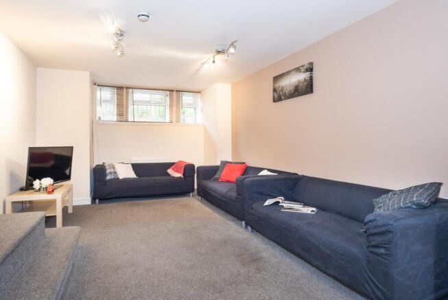 8 bed Terraced to rent Image 4