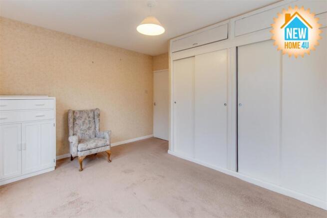 MAIN BEDROOM: