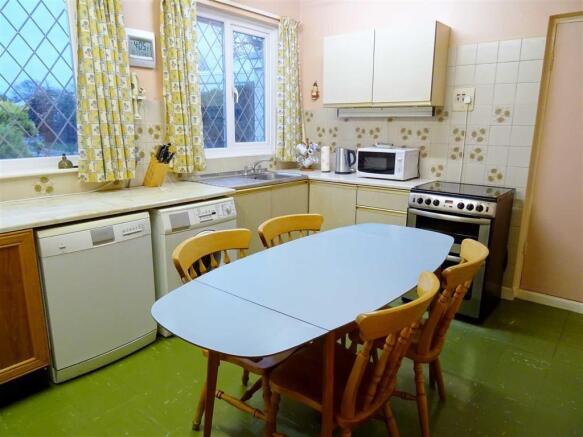 KITCHEN/DINING ROOM: