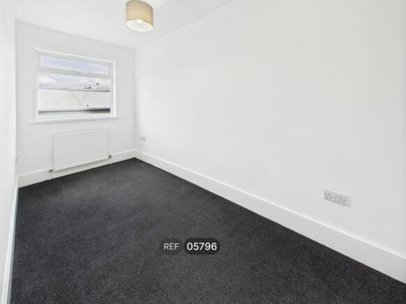 2 bed Terraced to rent Image 6