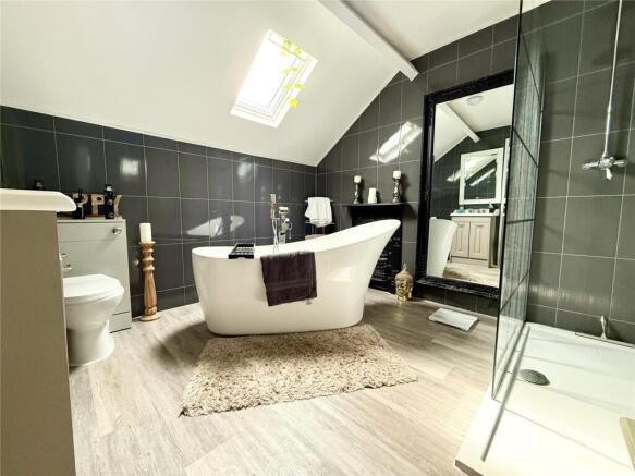 5 bed Semi-Detached for sale Image 8