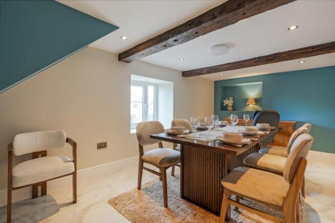 5 bed Detached for sale Image 11