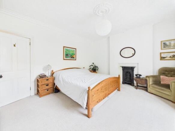 5 bed Semi-Detached for sale Image 11