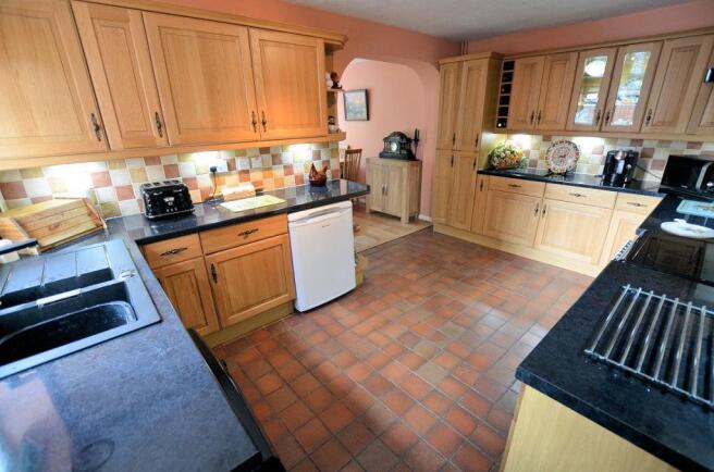 Kitchen 1.jpg