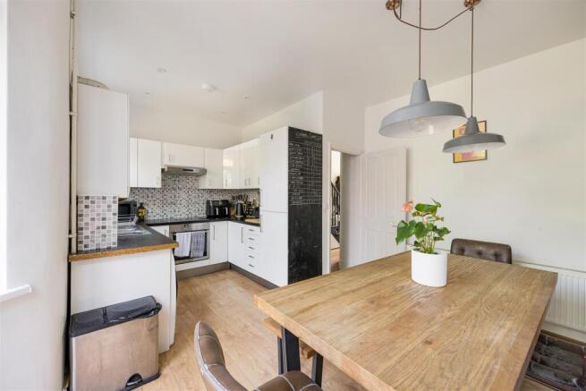 Selwyn Avenue, E4