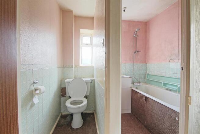 SEPARATE BATHROOM/WC