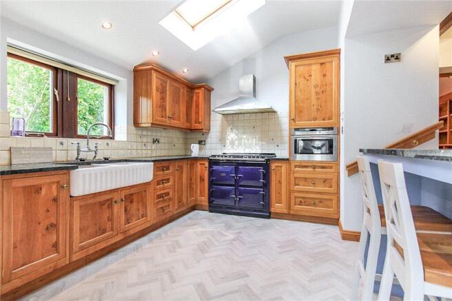 5 bed Detached for sale Image 5