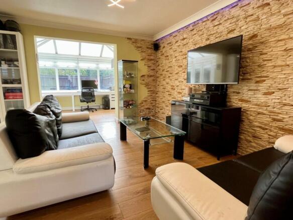 LOUNGE/DINING ROOM
