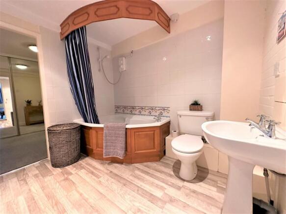 GROUND FLOOR BATH...