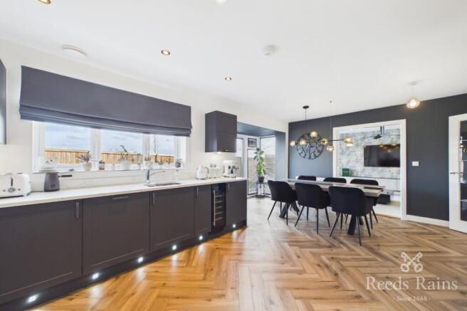 6 bed Detached for sale Image 7
