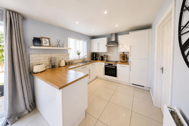 4 bed Detached for sale Image 6