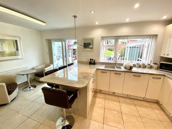 KITCHEN/FAMILY ROOM