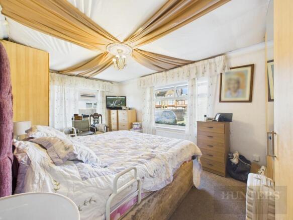 5 bed Detached Bungalow for sale Image 8