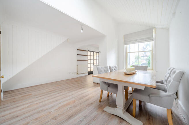 1375361-4-690b53e...