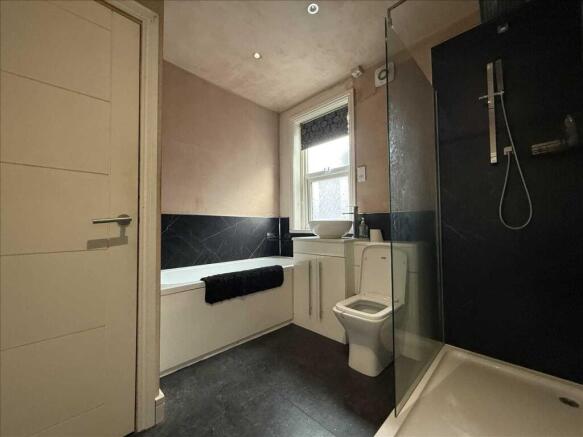 2 bed Flat for sale Image 12