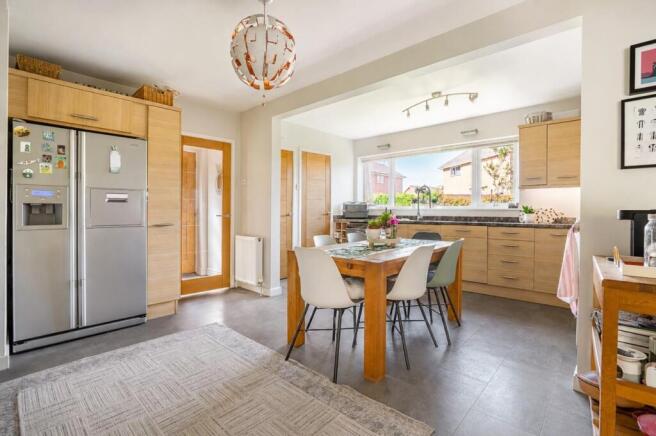 4 bed Detached for sale Image 6