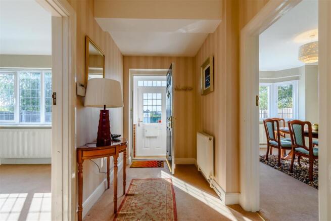 8439245-interior02.jpg