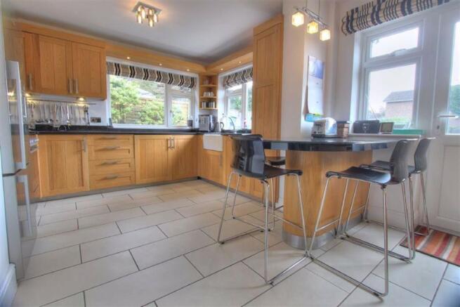 Kitchen/Breakfast Room:
