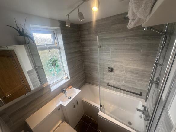 95 oldfield bathroom 1st floor