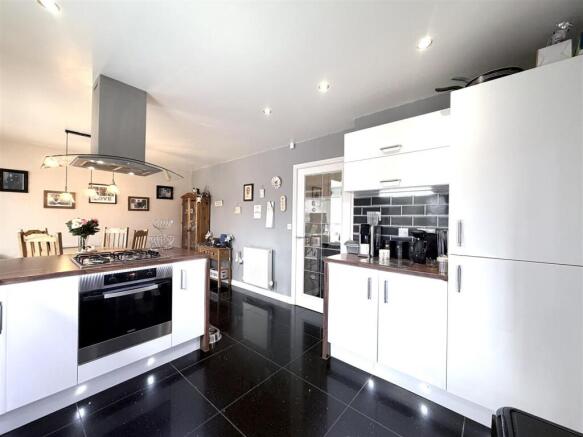 4 bed Detached for sale Image 5